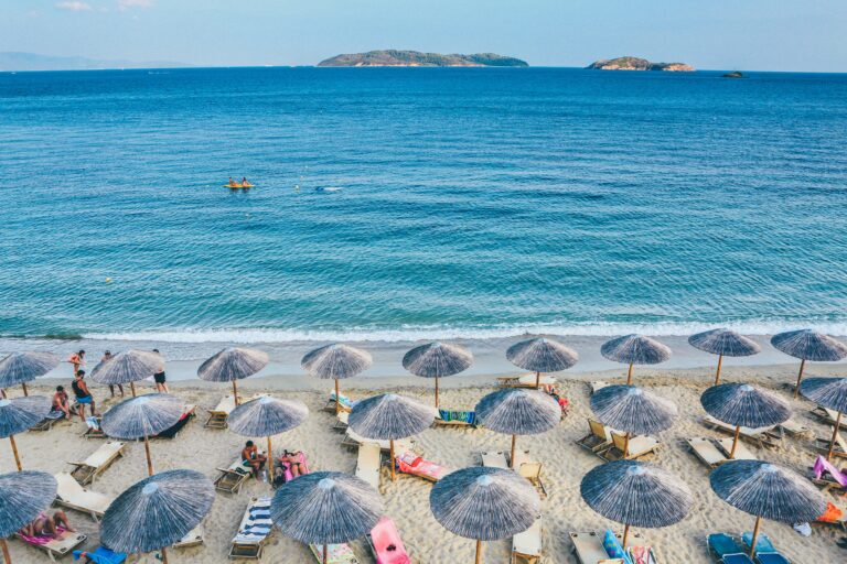 «Κίνημα της πετσέτας» – Καταγγελία για Νάξο: Μπήκε στη θάλασσα εκσκαφικό ιδιώτη και έβγαζε τα βράχια από την παραλία Πλάκα