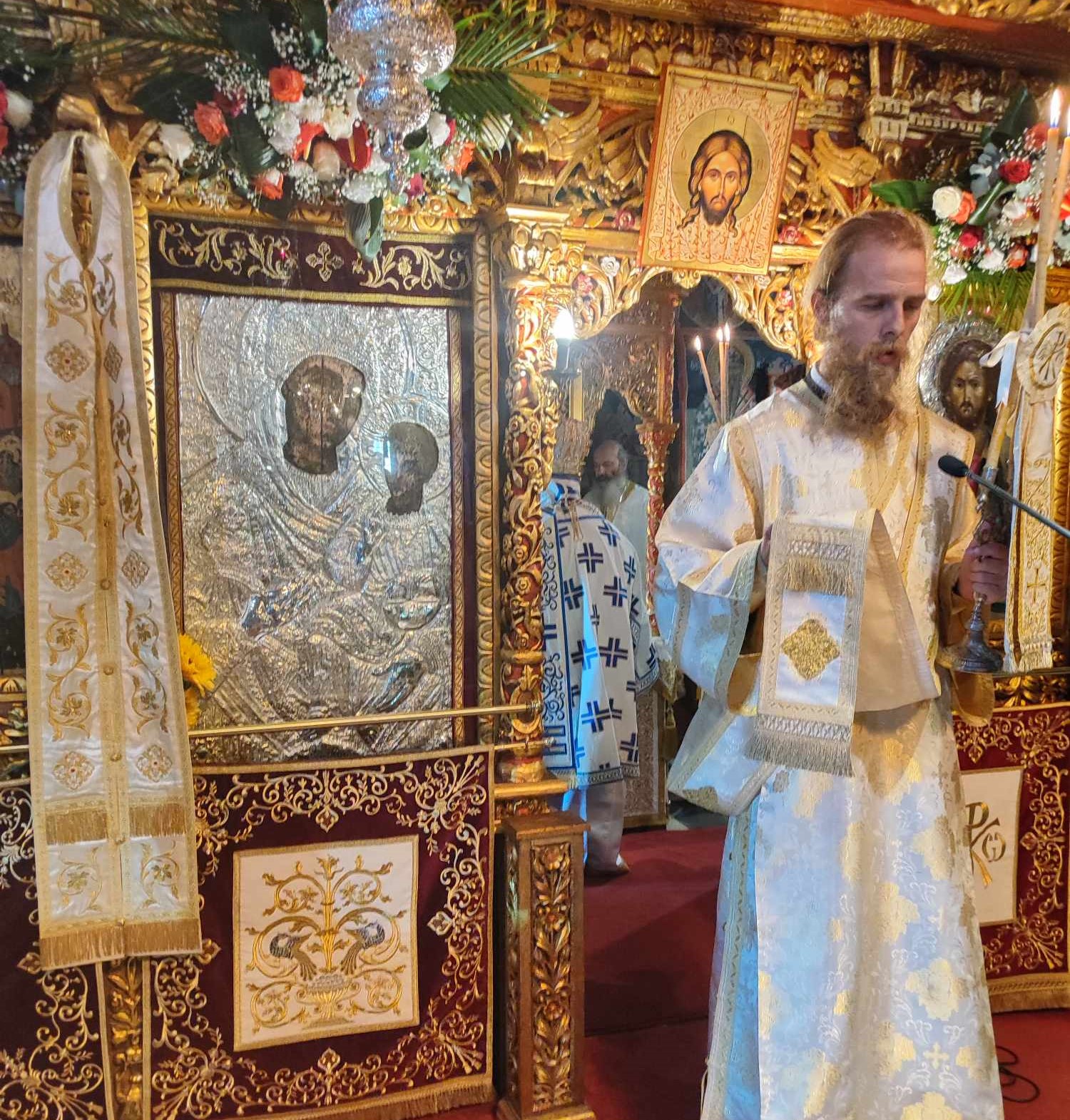 Κοζάνη: Πλήθος πιστών στην Ιερά Μονή Παναγίας Μικροκάστρου – Αναβιώνει το έθιμο των Καβαλάρηδων