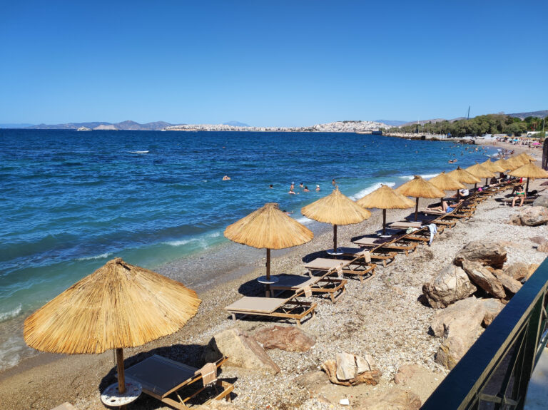 Σε παραλίες και τουριστικούς προορισμούς εφορμούν οι ελεγκτές της ΑΑΔΕ – Έλεγχοι για φορολογικές παραβάσεις και τήρηση της νομιμότητας στον αιγιαλό