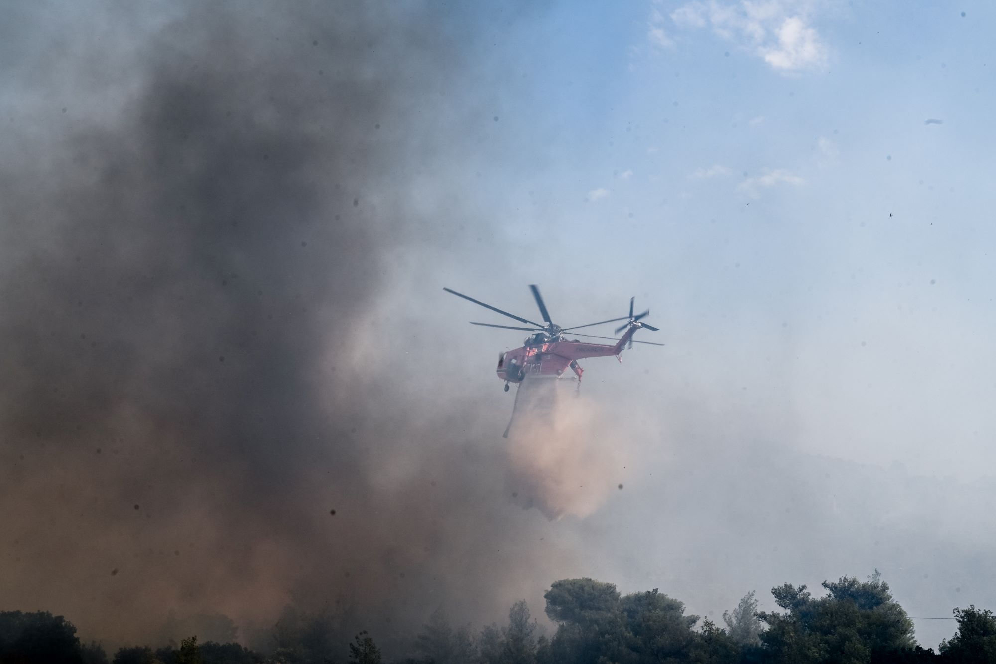 Δραματικές ώρες στην Πάρνηθα: Μάχη για να σωθεί ο Εθνικός Δρυμός, καίγονται σπίτια – Εκκενώθηκε η Αμυγδαλέζα
