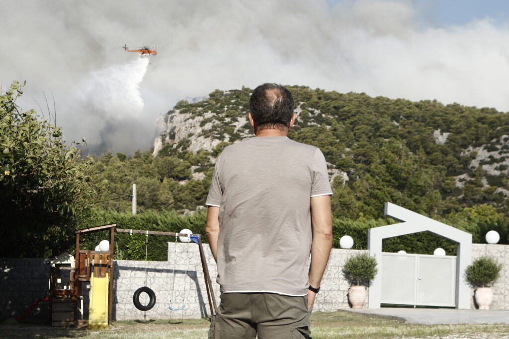 Πάρνηθα: Καίγονται σπίτια σε Αγία Παρασκευή, Αγ. Ιωάννη Ρώσο και Ντάρδιζα – Εκκενώνεται η δομή της Αμυγδαλέζας