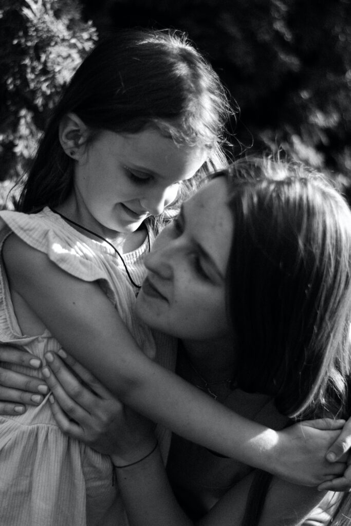 Οι πιο ακραίες περιπτώσεις eggshell parenting περιλαμβάνουν σοβαρή ψυχολογική κακοποίηση που μπορεί να προκαλέσει αντιστροφή ρόλων μεταξύ γονέα και παιδιού (γονεοποίηση)