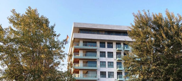Θεσσαλονίκη: Πέταξαν τρικάκια έξω από το Γερμανικό Προξενείο με μηνύματα για την αποφυλάκιση Τούρκων – Δύο προσαγωγές
