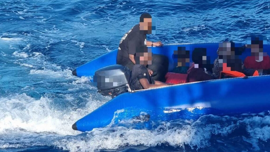 Συνέλαβαν για παράνομη είσοδο μετανάστες και τον διακινητή στη Σάμο