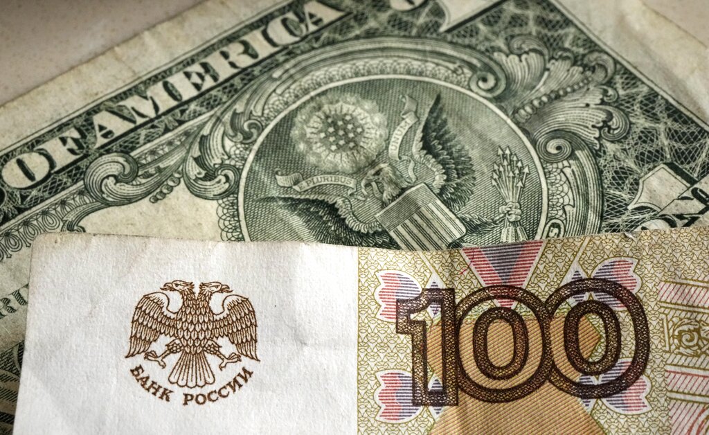 Ρωσία: Στο 12% το επιτόκιο – Πλήγμα για το ρούβλι που υποχώρησε έναντι του δολαρίου