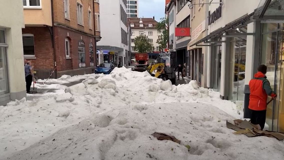 Γερμανία: Χωρίς προηγούμενο η χαλαζόπτωση στο Ρόιτλινγκεν – Εκχιονιστικά εκτάκτως στους δρόμους