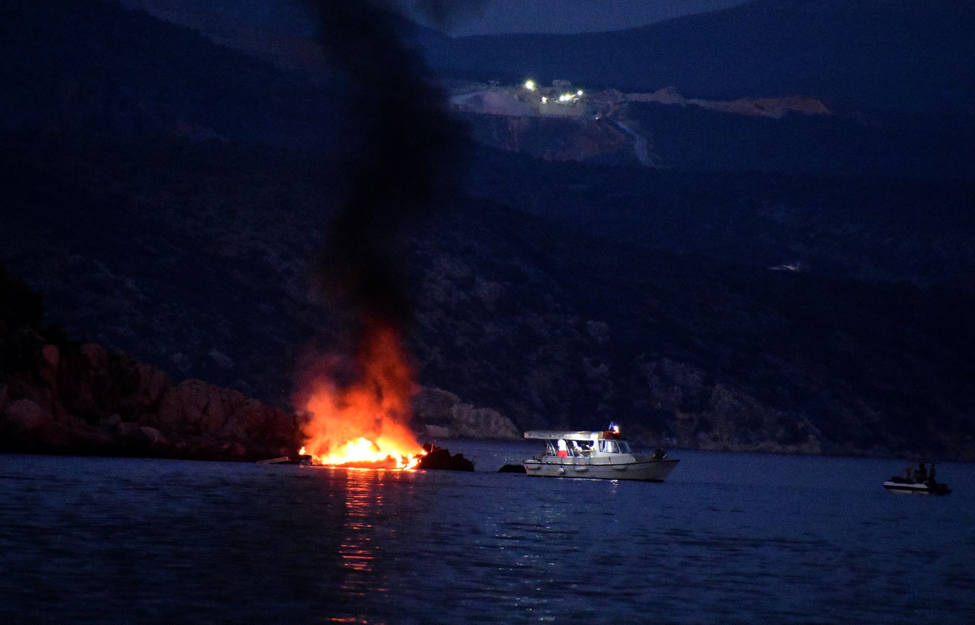 Φωτιά σε τουριστικό σκάφος με 14 επιβαίνοντες ανάμεσα σε Παξούς και Κέρκυρα