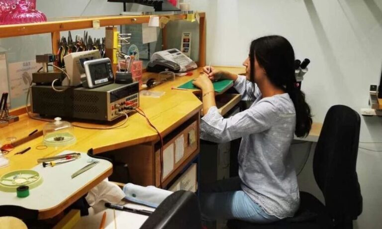 Θεσσαλονίκη: Η μοναδική γυναίκα που δίνει… χρόνο ζωής σε χαλασμένα ρολόγια