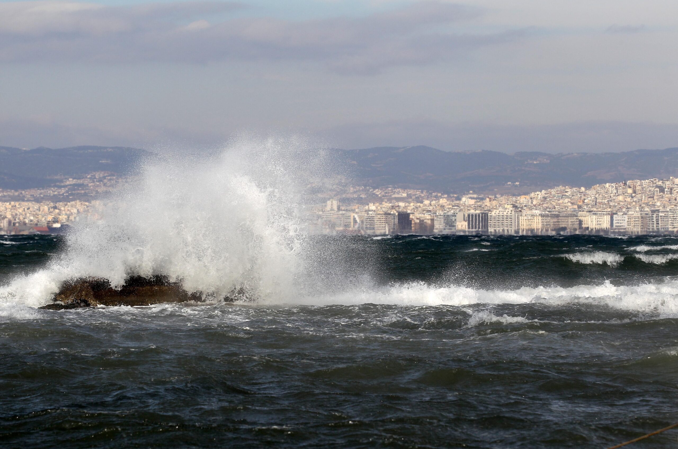 Θεσσαλονίκη: Ξανά στη «μάχη» καθαρισμού του Θερμαϊκού κόλπου η ΕΥΑΘ ΑΕ με το ειδικό πλωτό «Αλκίππη»