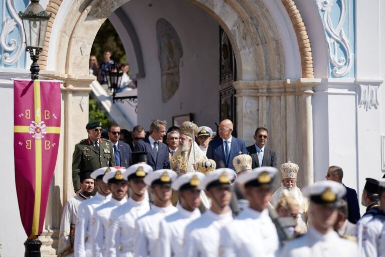 «Έχουμε κάθε λόγο να είμαστε αισιόδοξοι για το μέλλον» – Το μήνυμα Μητσοτάκη από την Τήνο (video)