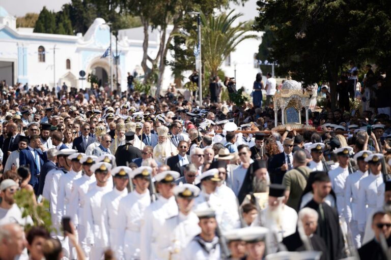 «Πάσχα του καλοκαιριού»: Με λαμπρότητα οι εορτασμοί στην Τήνο – Έθιμα και παραδόσεις σε όλη την Ελλάδα για τον Δεκαπενταύγουστο