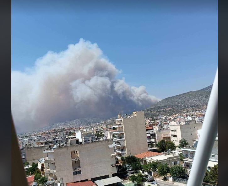 Φυλή: Φωτιά σε δασική έκταση απειλεί τη Μονή Κλειστών – Μήνυμα του 112 στους κατοίκους – Καίγονται σπίτια