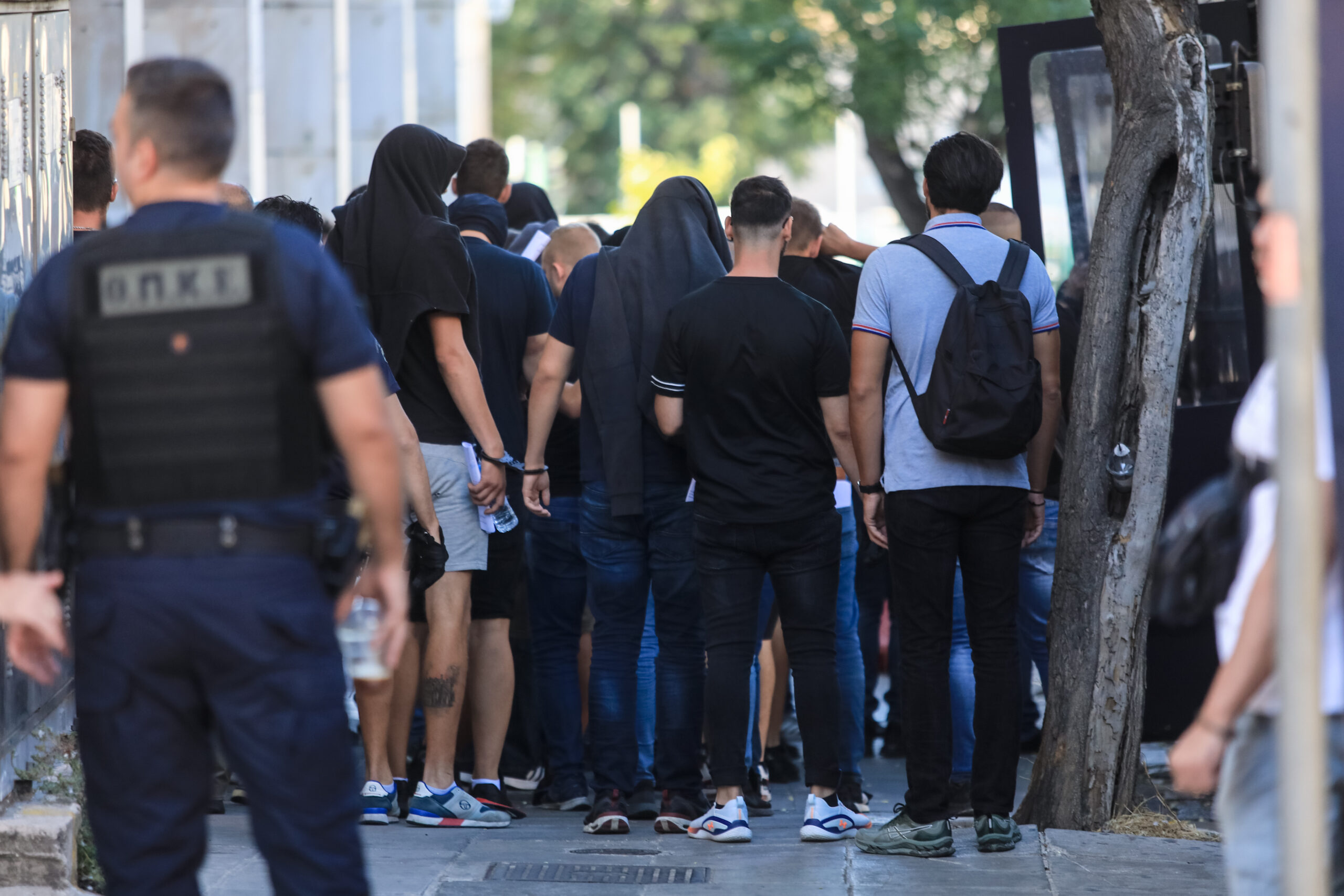 Ν. Φιλαδέλφεια: Προσωρινά κρατούμενοι 39 Κροάτες και 1 Έλληνας για τα αιματηρά επεισόδια