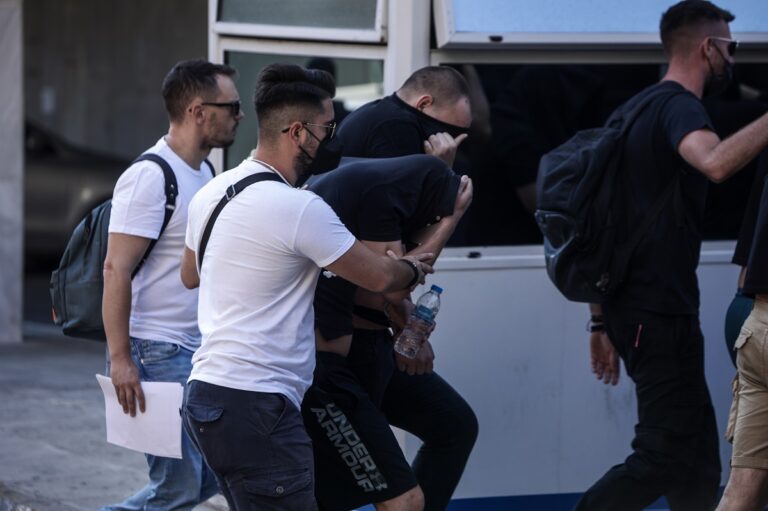 Νέα Φιλαδέλφεια: Ενώπιον των ανακριτών κατά ομάδες οι συλληφθέντες – Βαρύτατο το κατηγορητήριο