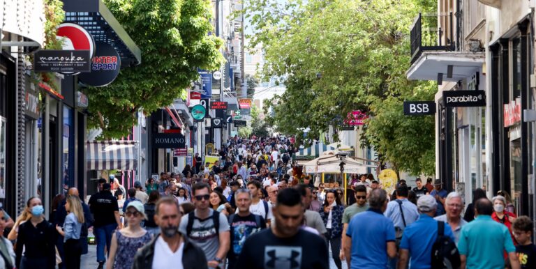 Ένθετο Οικονομία: Εκρηκτικό μείγμα οι ανατιμήσεις στα τρόφιμα και στα καύσιμα