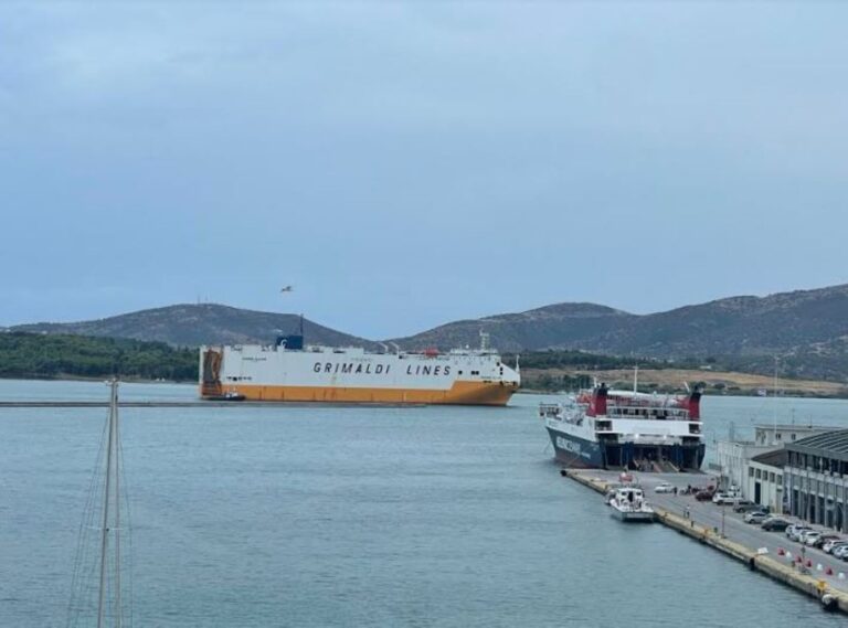 Νέο πλοίο με πάνω από 1.500 αυτοκίνητα και μηχανήματα έργου κατέπλευσε στο λιμάνι του Βόλου