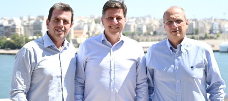 Σύσκεψη για μεταναστευτικό με Βαρβιτσιώτη, Οικονόμου και Καιρίδη