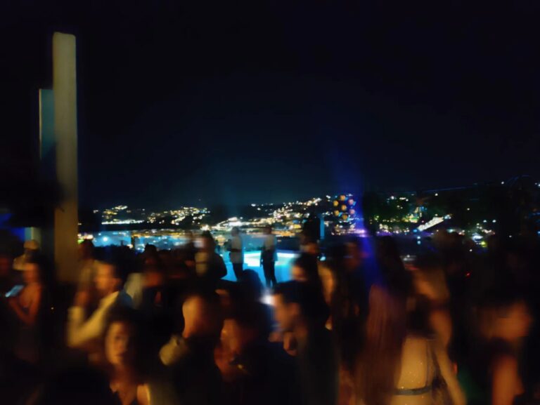 Βίντεο – ντοκουμέντο από τη Μύκονο: Μετέτρεψαν βίλα σε κλαμπ με μουσική και ναρκωτικά – 15 συλλήψεις
