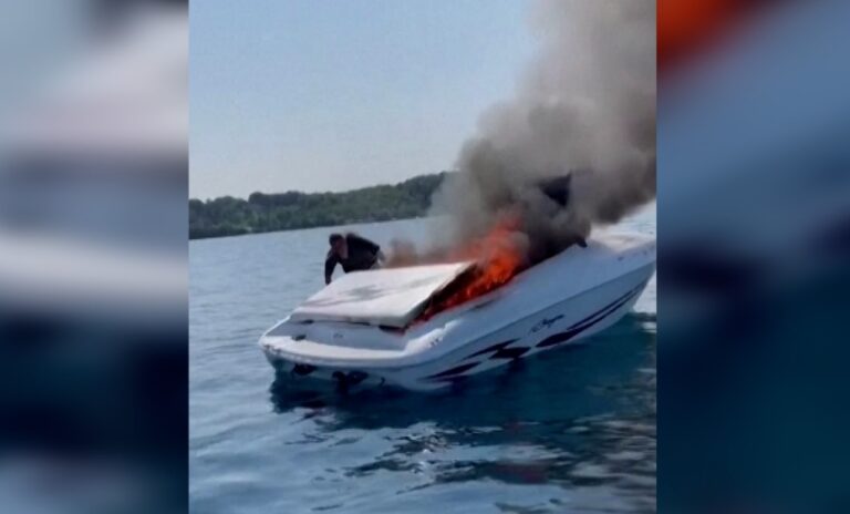 Λίμνη Μίσιγκαν: Ζευγάρι πηδάει από φλεγόμενη βάρκα λίγο πριν αυτή εκραγεί (video)