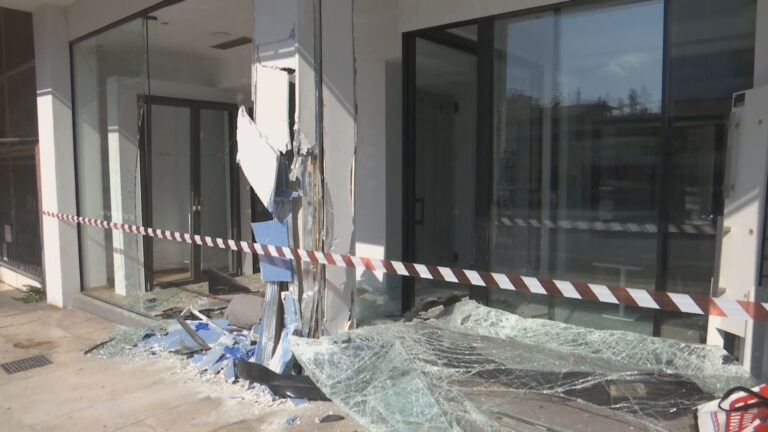 Αυτοκίνητο έπεσε σε τζαμαρία καταστήματος στην Κηφισίας – Ένας τραυματίας