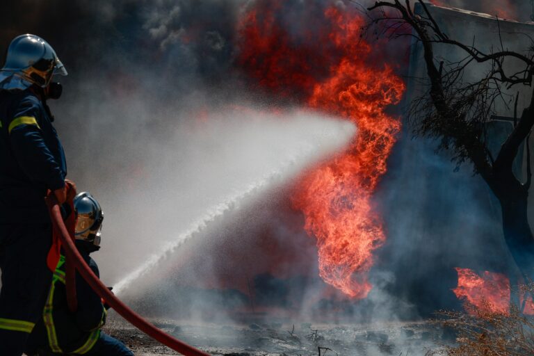 Υπό μερικό έλεγχο η φωτιά σε χώρο στάθμευσης οχημάτων στον Ασπρόπυργο Αττικής