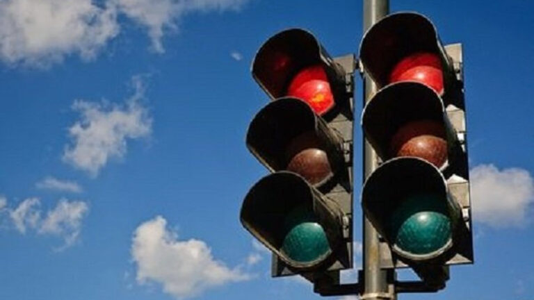 Συνεχίζεται η εγκατάσταση του νέου έξυπνου συστήματος σηματοδότησης σε κεντρικά σημεία του Δήμου Χανίων