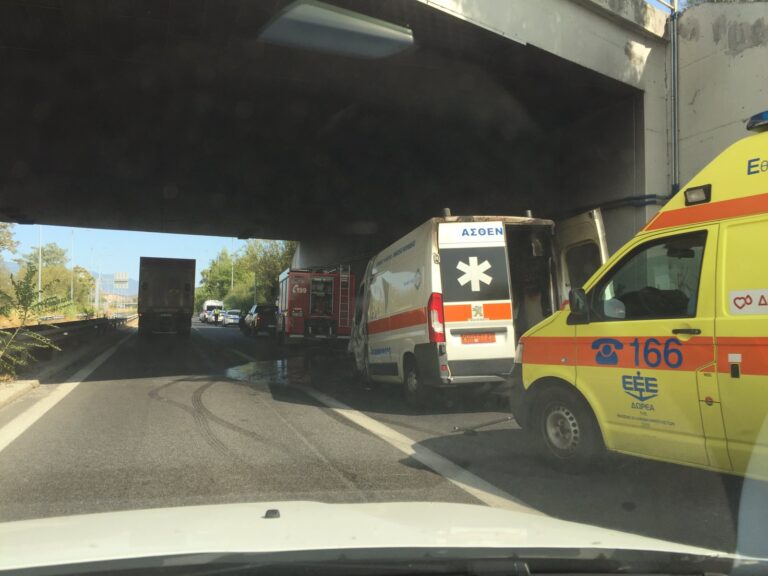 Ανάφλεξη ασθενοφόρου στον κόμβο Βελεστίνου- Επέβαινε πλήρωμα 3 ατόμων