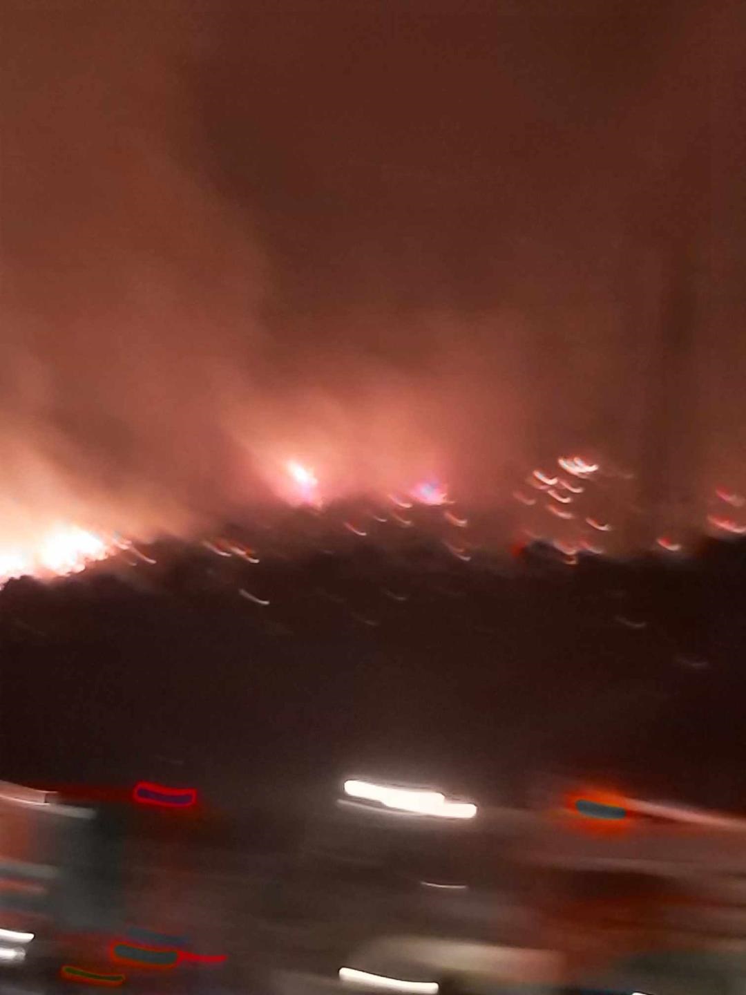 φωτια 2 Φωτιά στο ύψος της Νέας Περάμου – Διακόπηκε η κυκλοφορία προς Κόρινθο
