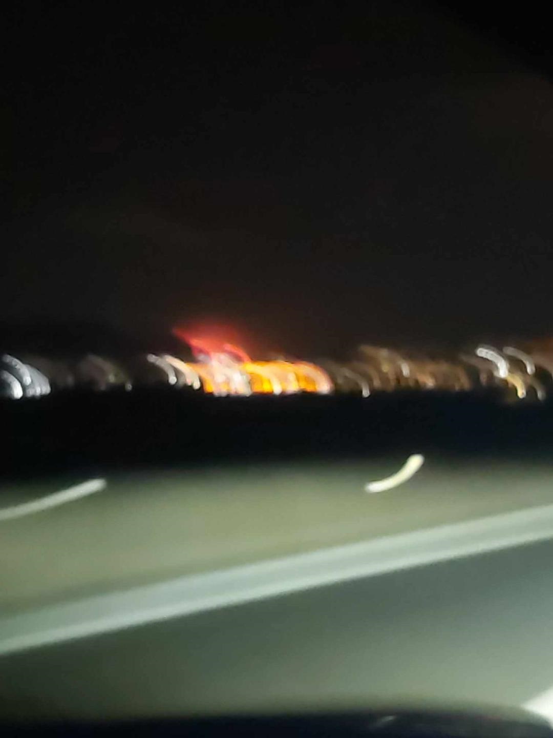 φωτια 4 Φωτιά στο ύψος της Νέας Περάμου – Διακόπηκε η κυκλοφορία προς Κόρινθο
