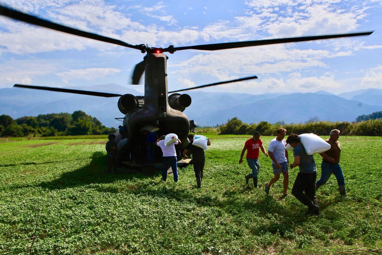 Τρόφιμα και ζωοτροφές σε αποκλεισμένη μονάδα στον Παλαιόπυργο Λάρισας