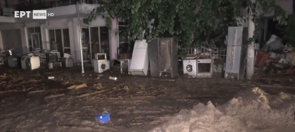 Κρίσιμες και οι επόμενες ώρες για τη Μαγνησία – Με μπουλντόζες ή βάρκες απεγκλωβίζουν τους κατοίκους της Λάρισας