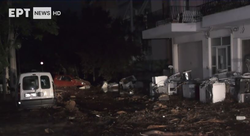 Κρίσιμες και οι επόμενες ώρες για τη Μαγνησία – Με μπουλντόζες ή βάρκες απεγκλωβίζουν τους κατοίκους της Λάρισας
