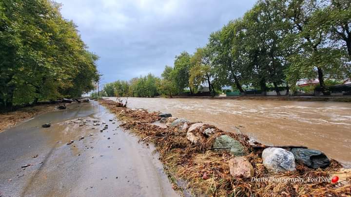Η κακοκαιρία “χτυπά” τα παράλια της Λάρισας – Εκκενώθηκαν κατασκηνώσεις