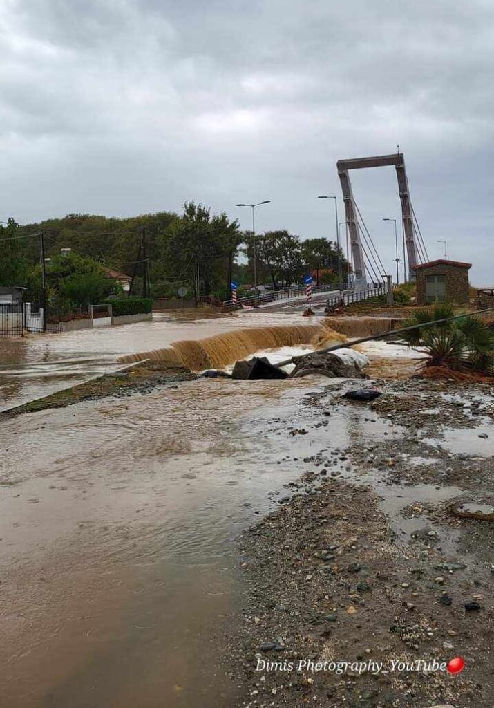 Η κακοκαιρία “χτυπά” τα παράλια της Λάρισας – Εκκενώθηκαν κατασκηνώσεις