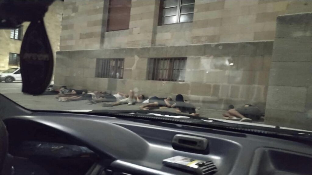 Ρόδος: Έξω από το Δημαρχείο κοιμούνται μετανάστες λόγω ελλείψεως χώρων φιλοξενίας