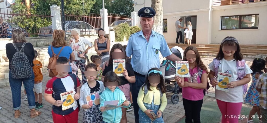 Λέσβος: Ενημερωτικά φυλλάδια διένειμαν αστυνομικοί σε μαθητές δημοτικών σχολείων