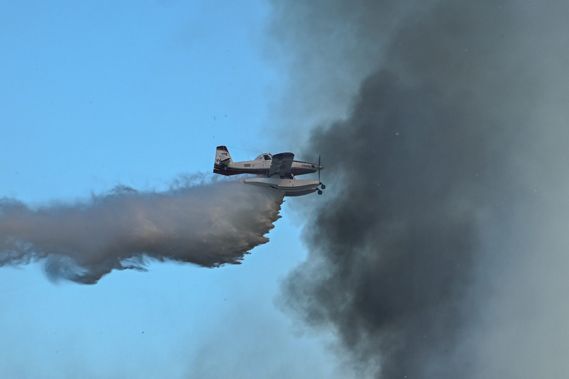 αεροπλάνο ρίψεις φωτιά