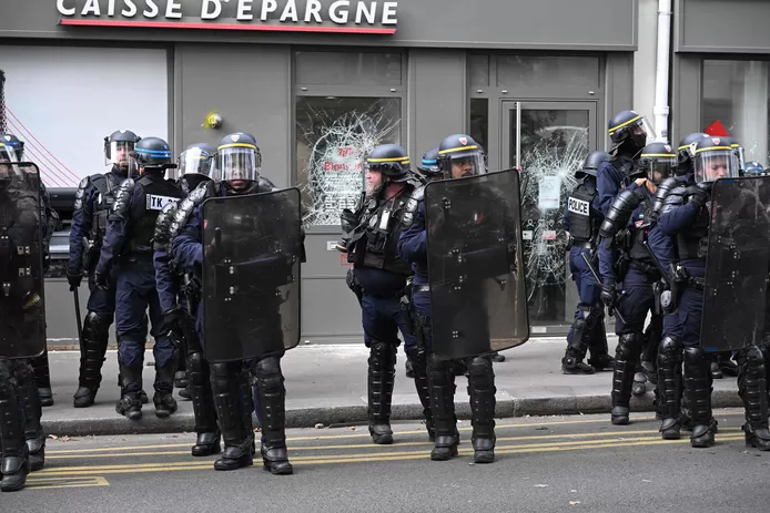 Παρίσι: Νέα πορεία κατά της αστυνομικής βίας – Υπό «καταδίωξη» διαδηλωτών περιπολικό