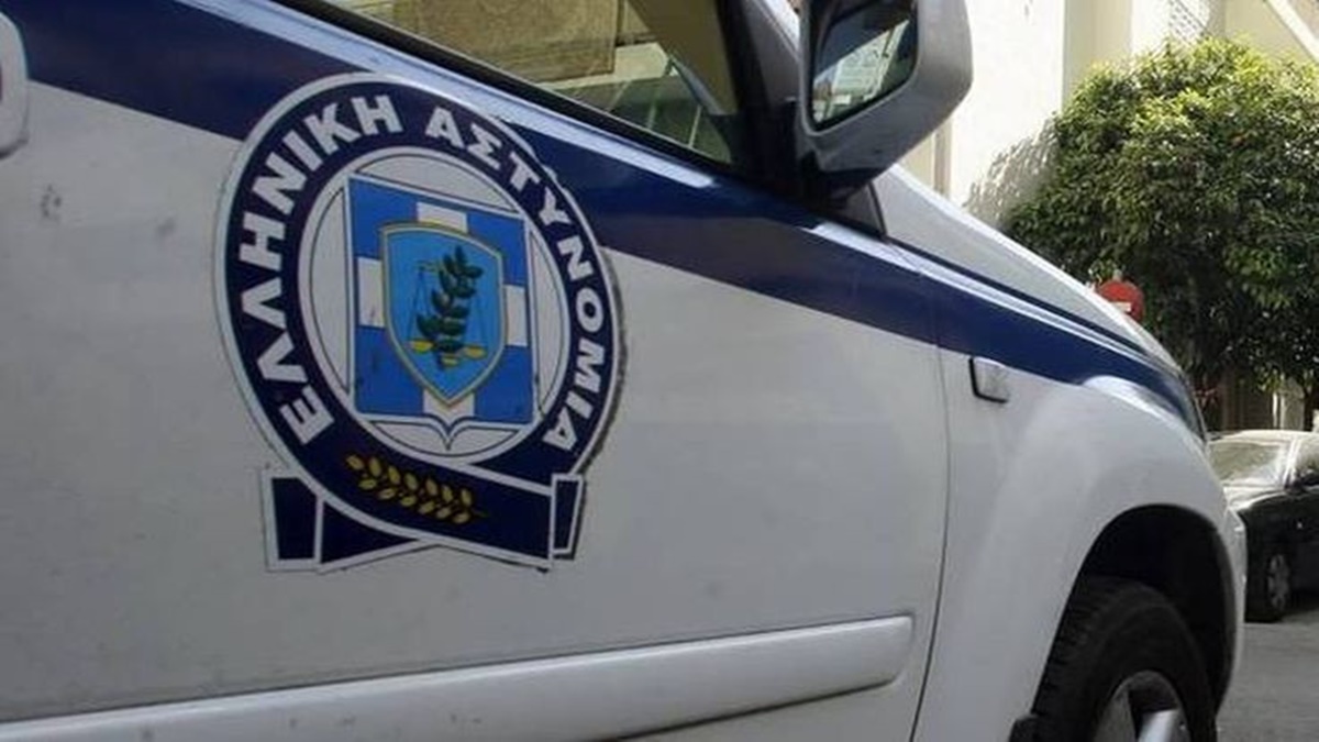 Καταδίωξη κλεμμένου οχήματος στην περιφερειακή Αιγάλεω – Συνελήφθη ο οδηγός που είχε ταμπουρωθεί στο σπίτι του