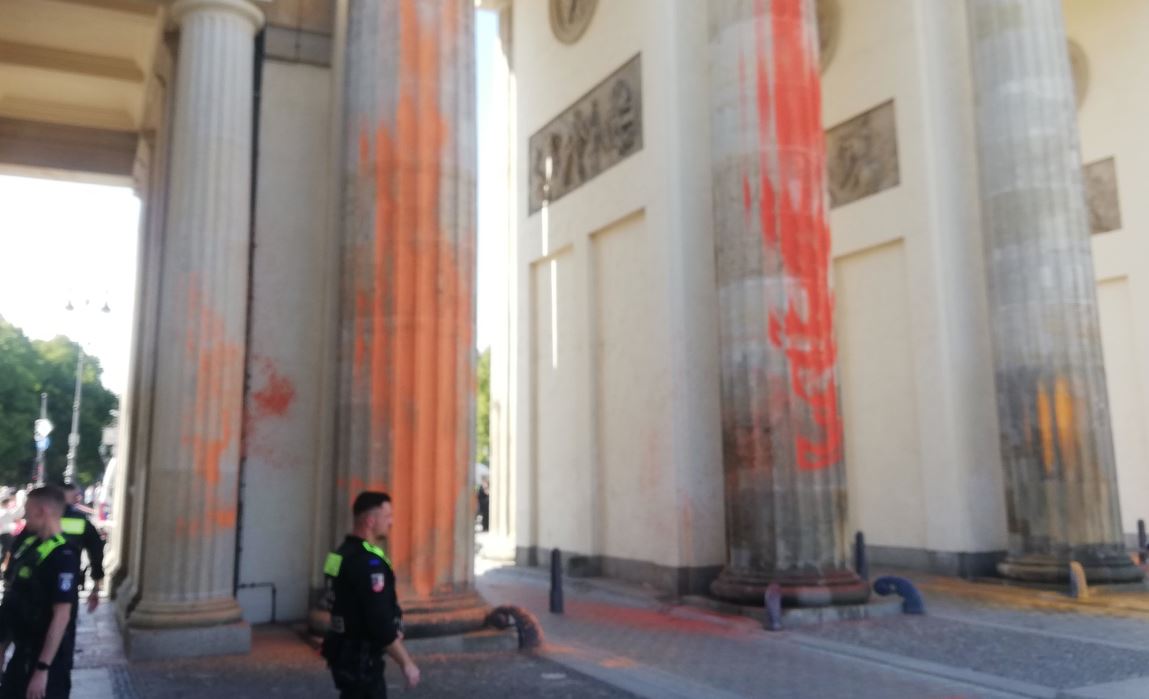 Γερμανία: Ακτιβιστές της «Τελευταίας Γενιάς» έβαψαν την Πύλη του Βραδεμβούργου