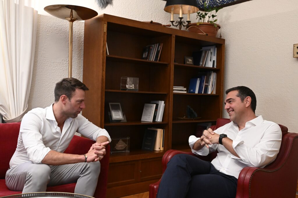 Τσίπρας για Κασσελάκη: Δεν θα πλήξετε – To πηγαδάκι με δημοσιογράφους