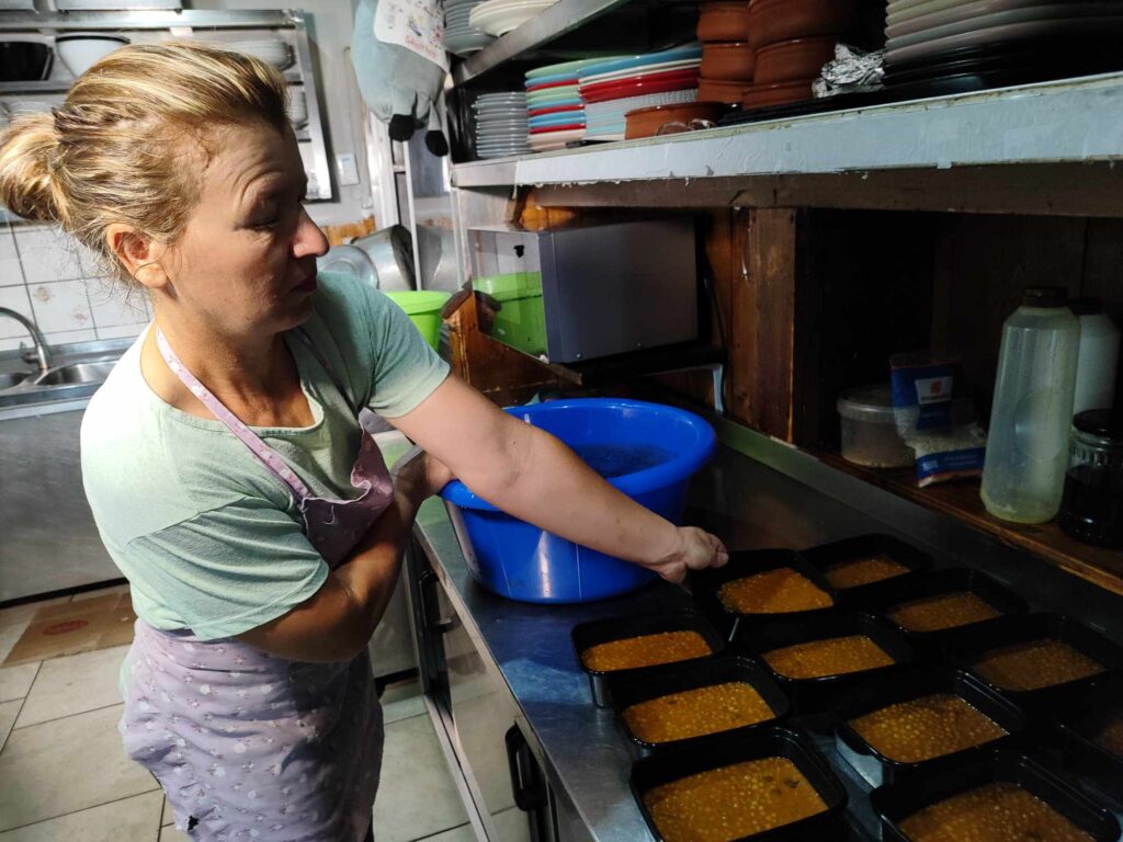 Καρδίτσα: Εθελοντές ετοιμάζουν φαγητό για τους πλημμυροπαθείς του Δήμου Παλαμά