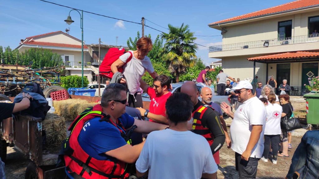 Τρίκαλα: Εκατοντάδες πλημμυρισμένα σπίτια στα Μεγάλα Καλύβια – Συνεχίζονται οι απεγκλωβισμοί