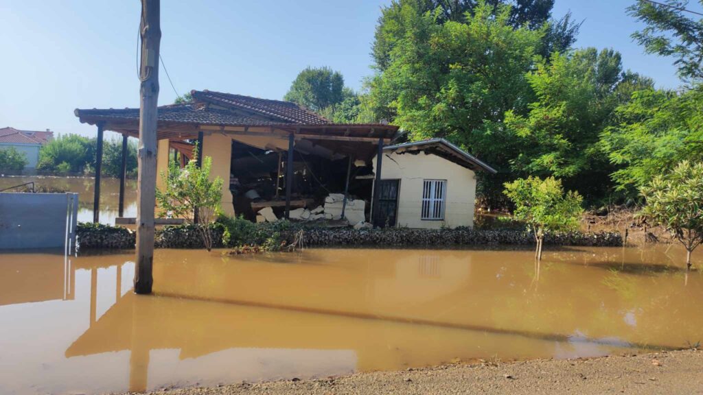 Τρίκαλα: Εκατοντάδες πλημμυρισμένα σπίτια στα Μεγάλα Καλύβια – Συνεχίζονται οι απεγκλωβισμοί