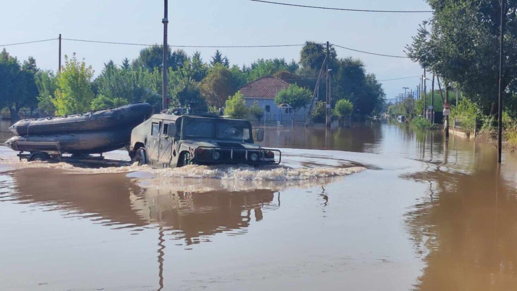 Τρίκαλα: Εκατοντάδες πλημμυρισμένα σπίτια στα Μεγάλα Καλύβια – Συνεχίζονται οι απεγκλωβισμοί