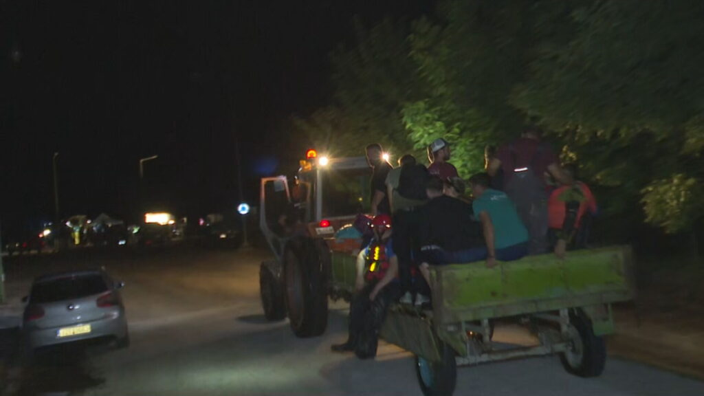 Τρίκαλα: Την επιχείρηση απεγκλωβισμού των κατοίκων στα Μεγάλα Καλύβια κατέγραψε η κάμερα της ΕΡΤ