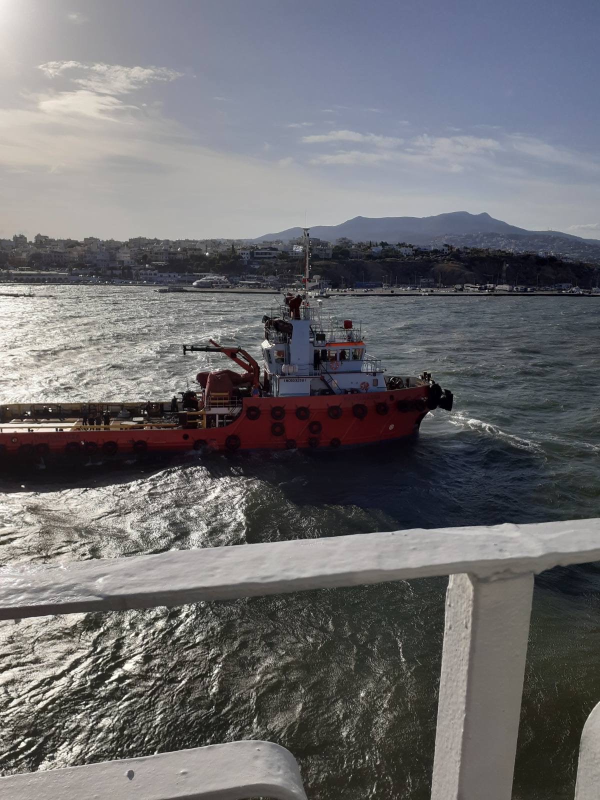 Ραφήνα: Καθηλωμένο από το πρωί με 734 επιβάτες το Fast Ferries Andros – Εικόνες από την επιχείρηση