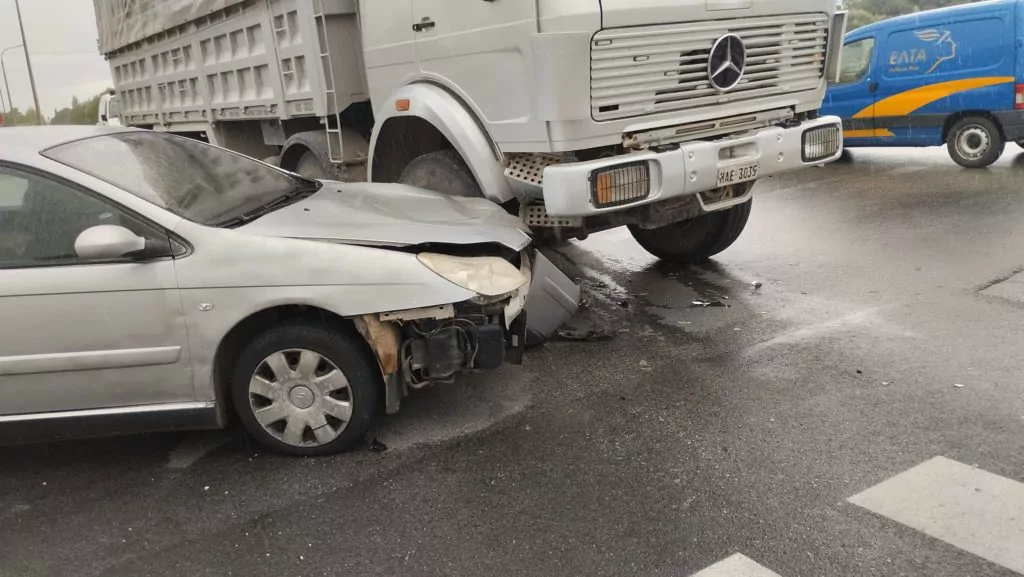 Πατρών – Πύργου: Συγκρούστηκε ΙΧ αυτοκίνητο με φορτηγό