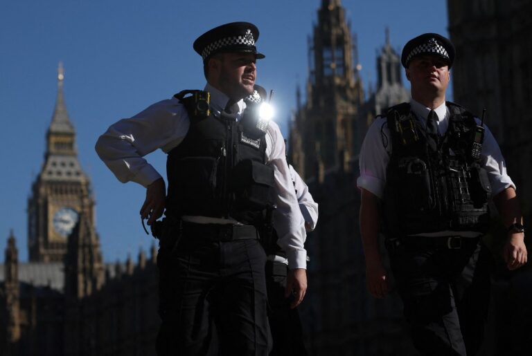 Ην. Βασίλειο: Αστυνομικοί παραδίδουν τα όπλα τους σε ένδειξη αλληλεγγύης συναδέλφου τους που κατηγορείται για φόνο