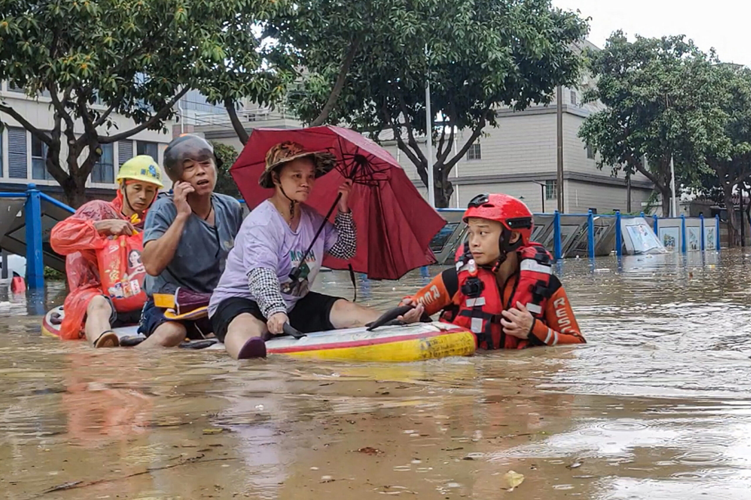 Κίνα: Καταρρακτώδεις βροχές πλήττουν την μητρόπολη Σεντζέν – Οι ισχυρότερες που έχουν καταγραφεί από το 1952